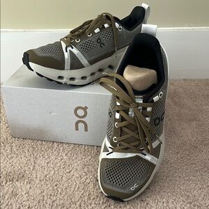 On Cloud Hunter Green and White Sneakers with Cloud Cushioning